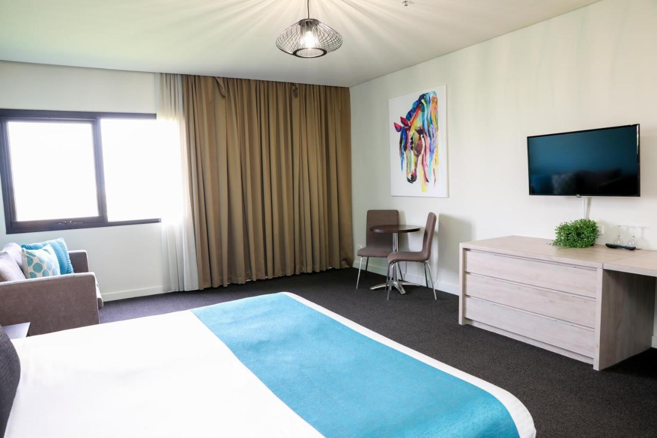 Mantra Melbourne Melton Hotel Exterior photo