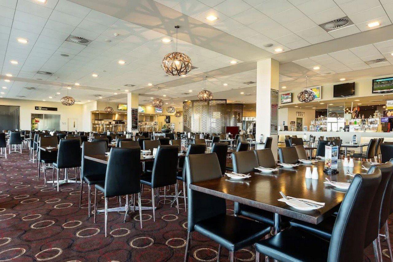 Mantra Melbourne Melton Hotel Exterior photo