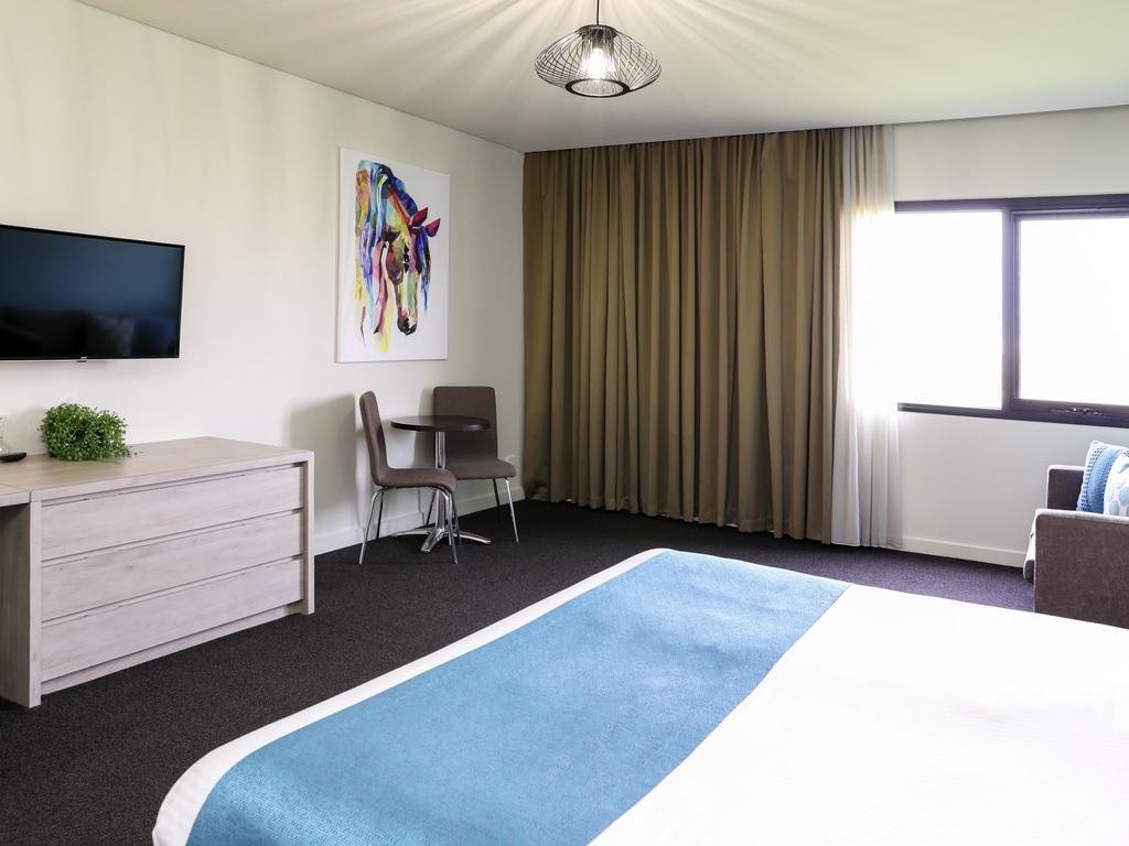 Mantra Melbourne Melton Hotel Exterior photo