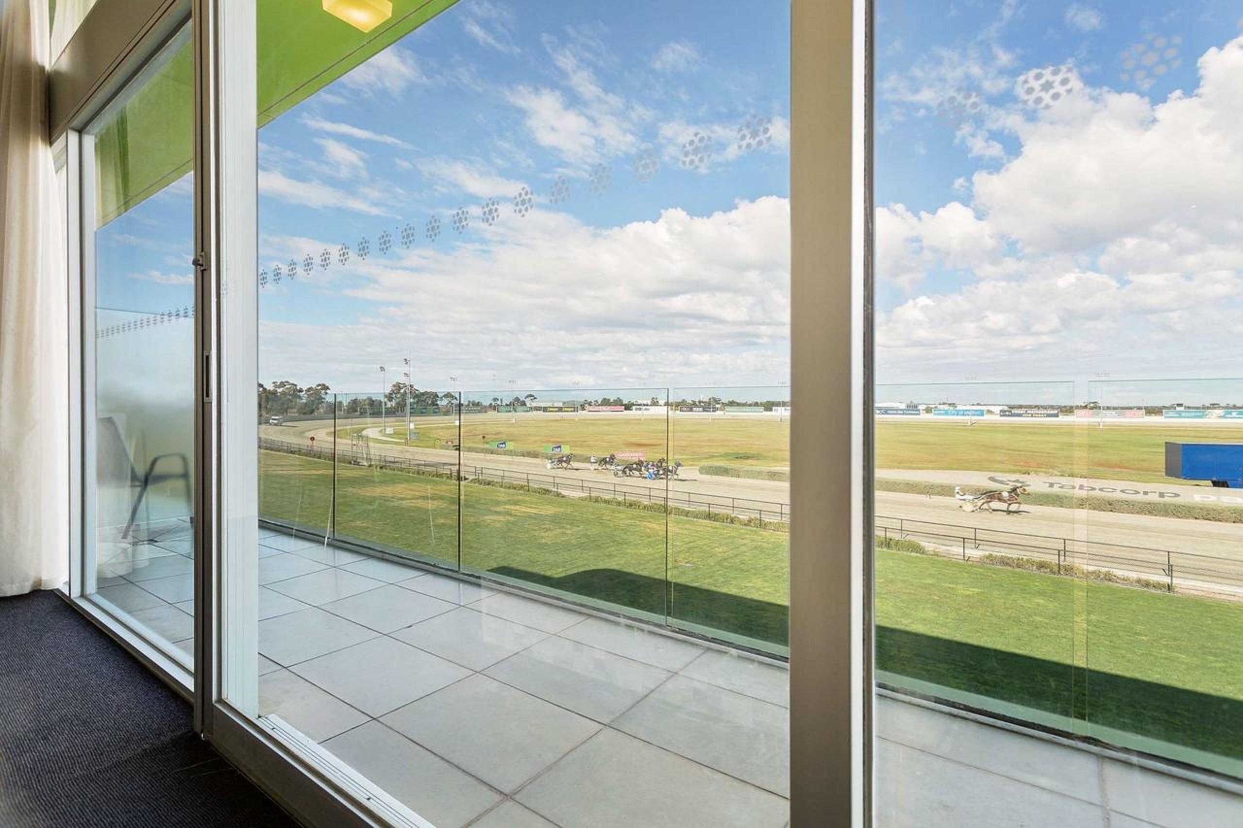 Mantra Melbourne Melton Hotel Exterior photo