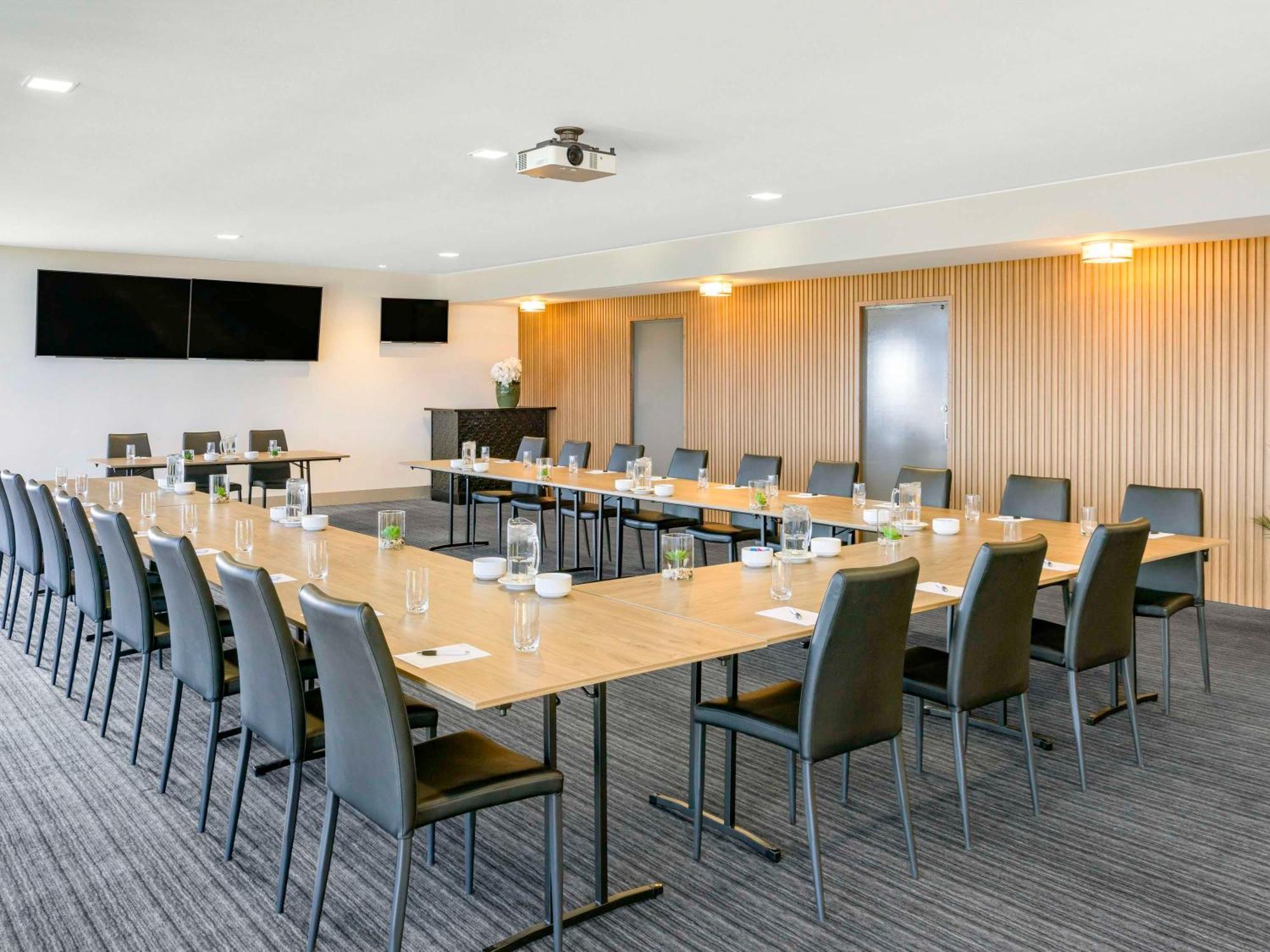 Mantra Melbourne Melton Hotel Exterior photo