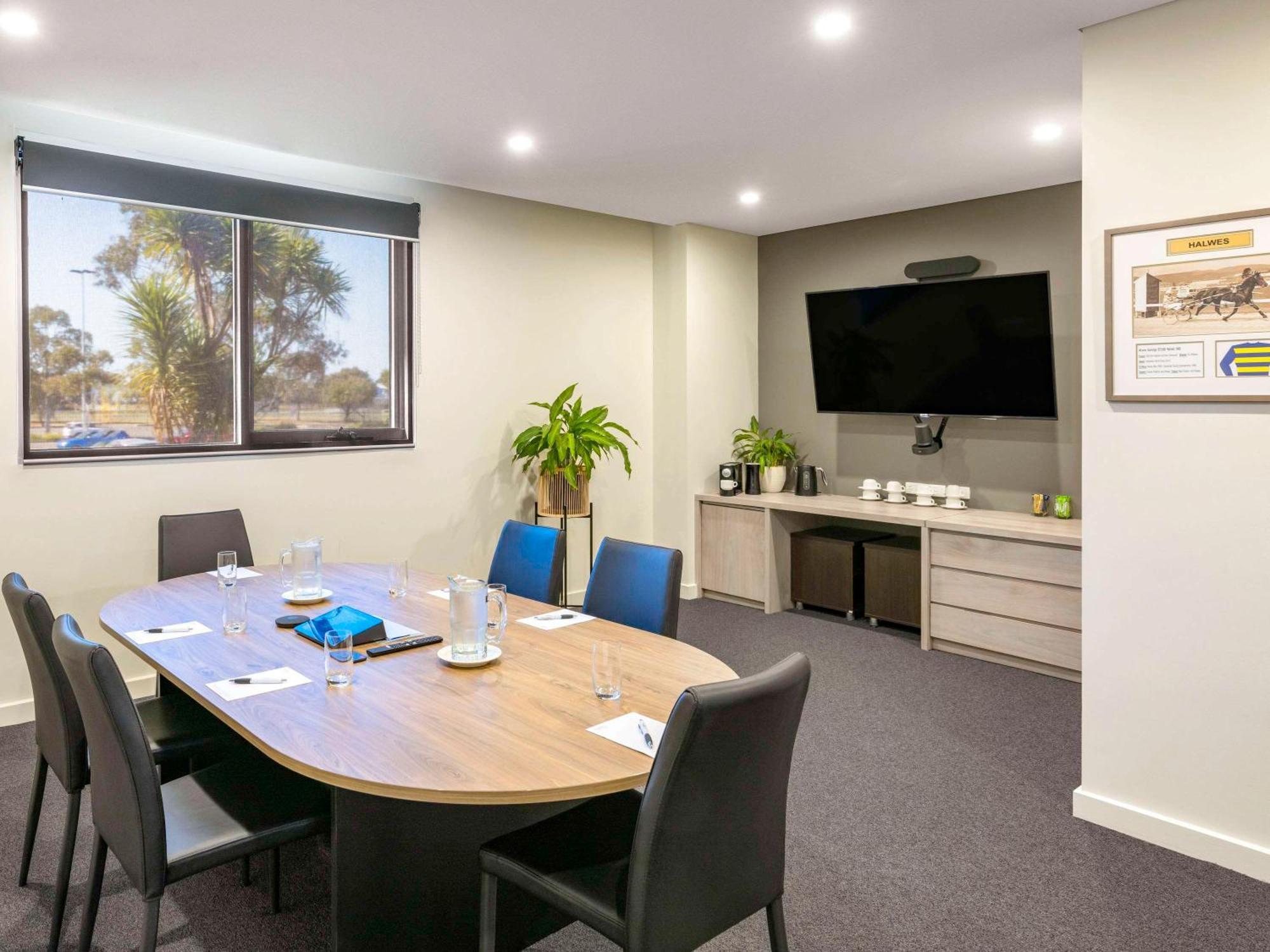 Mantra Melbourne Melton Hotel Exterior photo