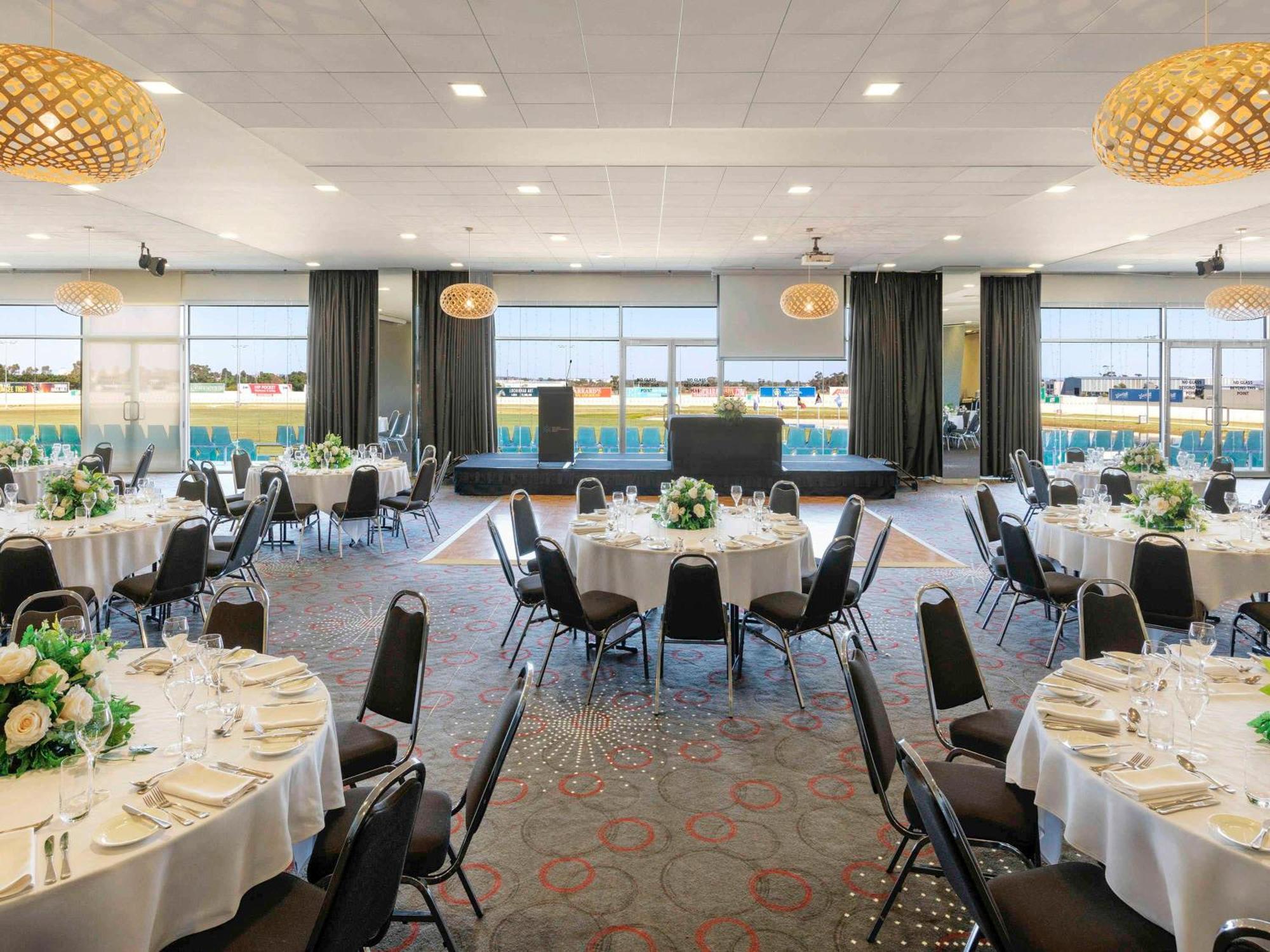 Mantra Melbourne Melton Hotel Exterior photo