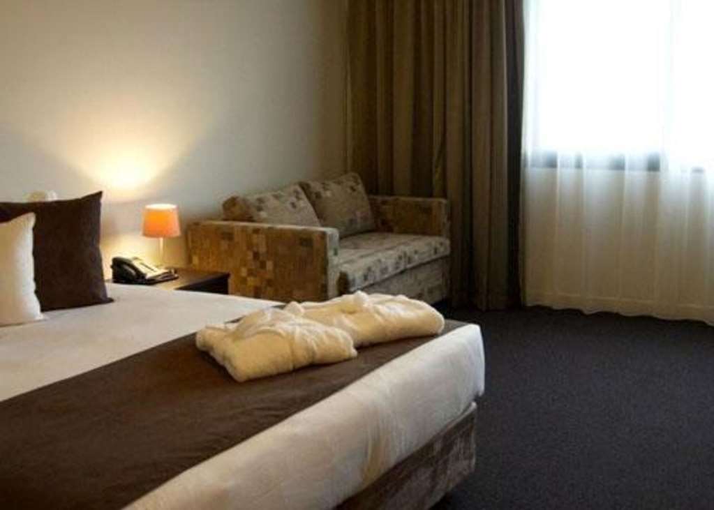 Mantra Melbourne Melton Hotel Room photo