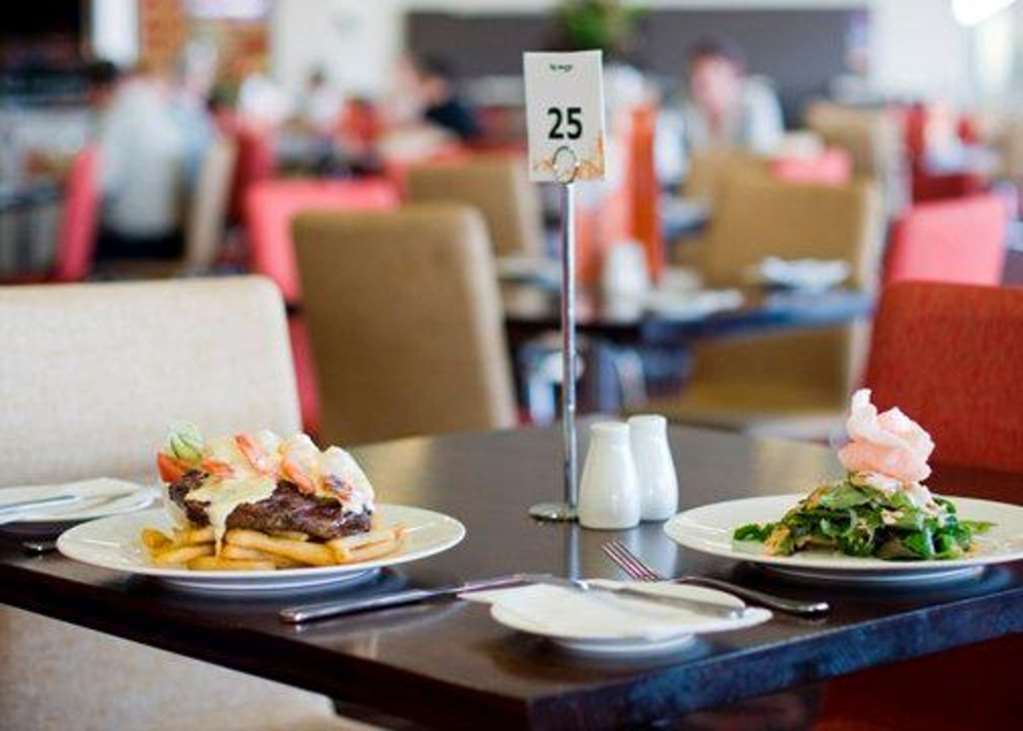 Mantra Melbourne Melton Hotel Restaurant photo